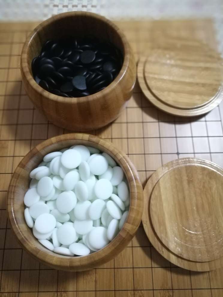 东西感觉很好,棋盘棋子用起来很给力!只是打开包装后发现破了四个,正等待售后回复呢,后期再追评。