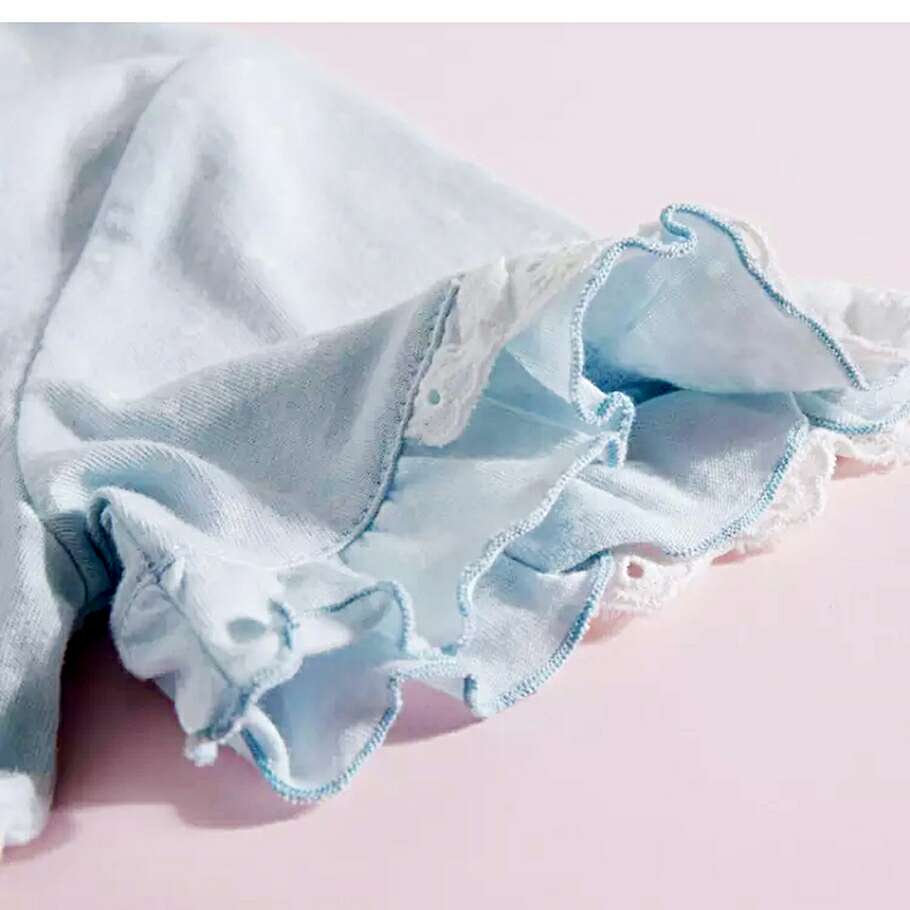 衣服买的有点大了,不过质量不错。颜色很正。