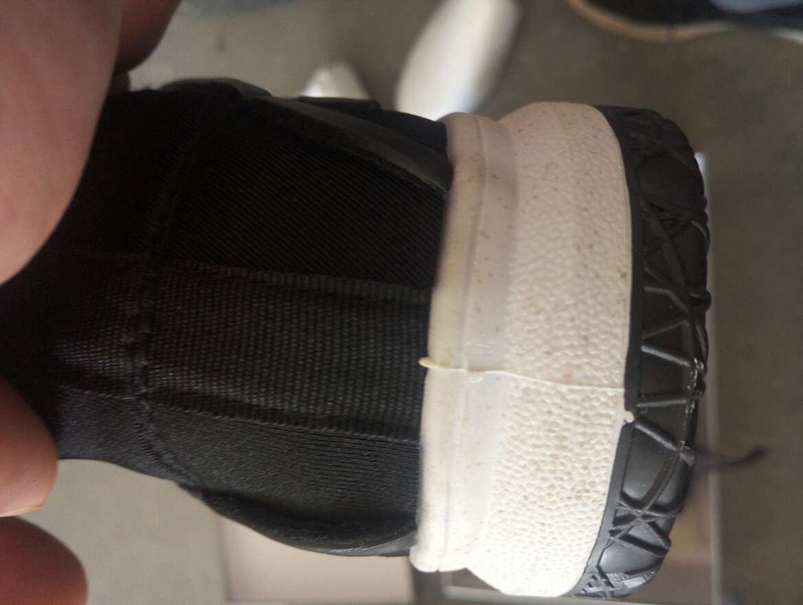 看起来挺不错的,不过没有逃脱其他买家说的鞋帮脏的命运,有点小瑕疵,不过不影响穿有点小线头。耐不耐穿以后追评吧!