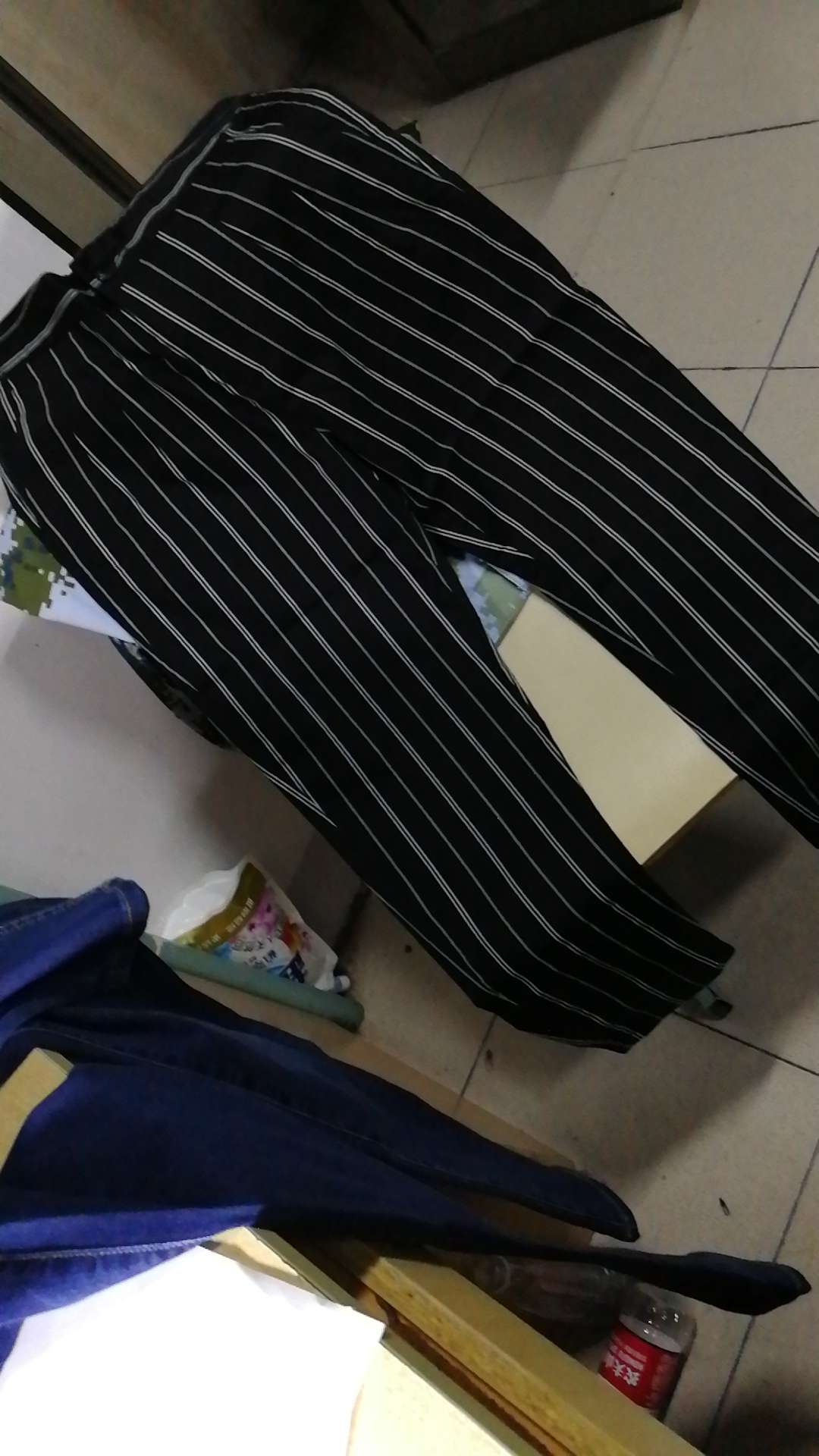 裤子布料不那么柔软,不是我开始想要的效果,但是休闲着穿穿还是不错的。