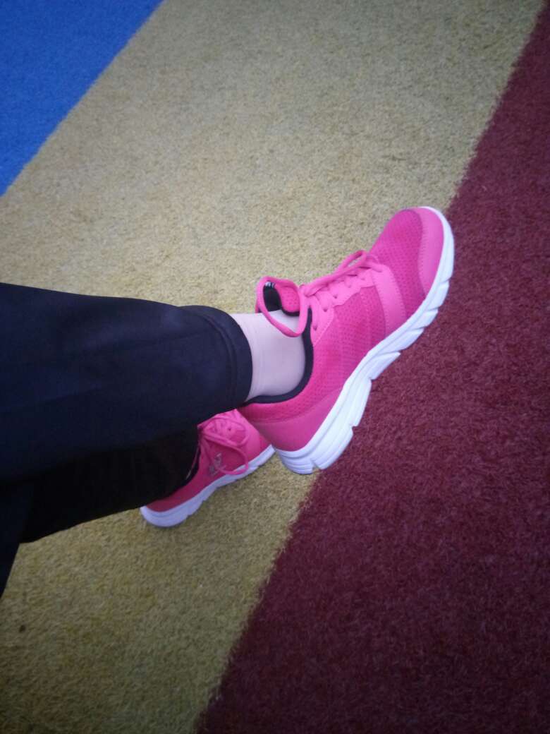 鞋子漂亮,穿着舒服,很轻便,服务更是良心之作。