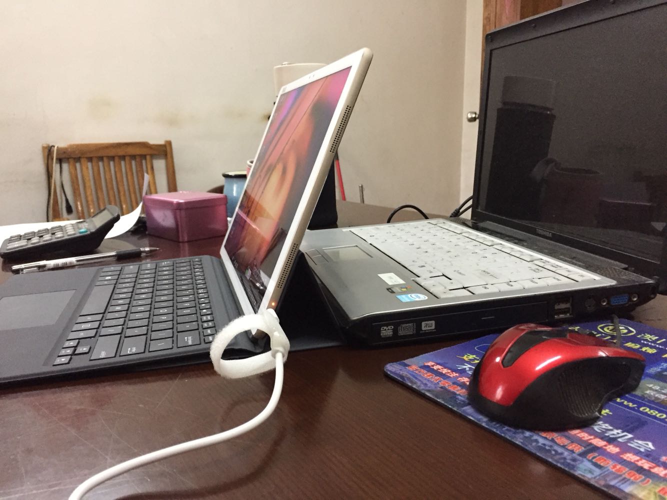 用了三天,说说感受吧,买回来开机注册激活账号时,操作到一半蓝屏了,等了20分钟没有变化,打了电话给客服,电话超级难打进去,通了 就让重启机器!我是办公用的,轻薄是买的理由,其他的就好好啦!办公足够用了,再就是散热问题!确实像暖宝宝!至于平板功能,各位也不要太期待了!跟苹果没办法比,至今还没弄明白怎么用!各种自带英文应用!也不太懂,建议有线下工程人员服务!