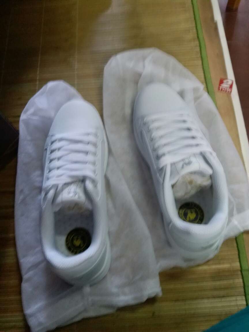 小白鞋款式好看,就是味道有点大。值得购买的