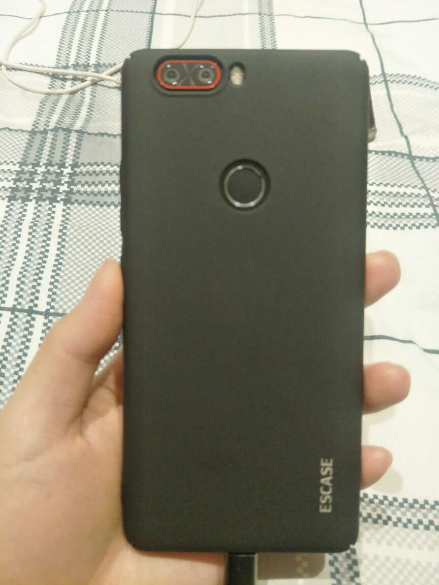 物流很快 货已收到了整体还不错贴合很严 手感不错,就是有点爱粘指纹