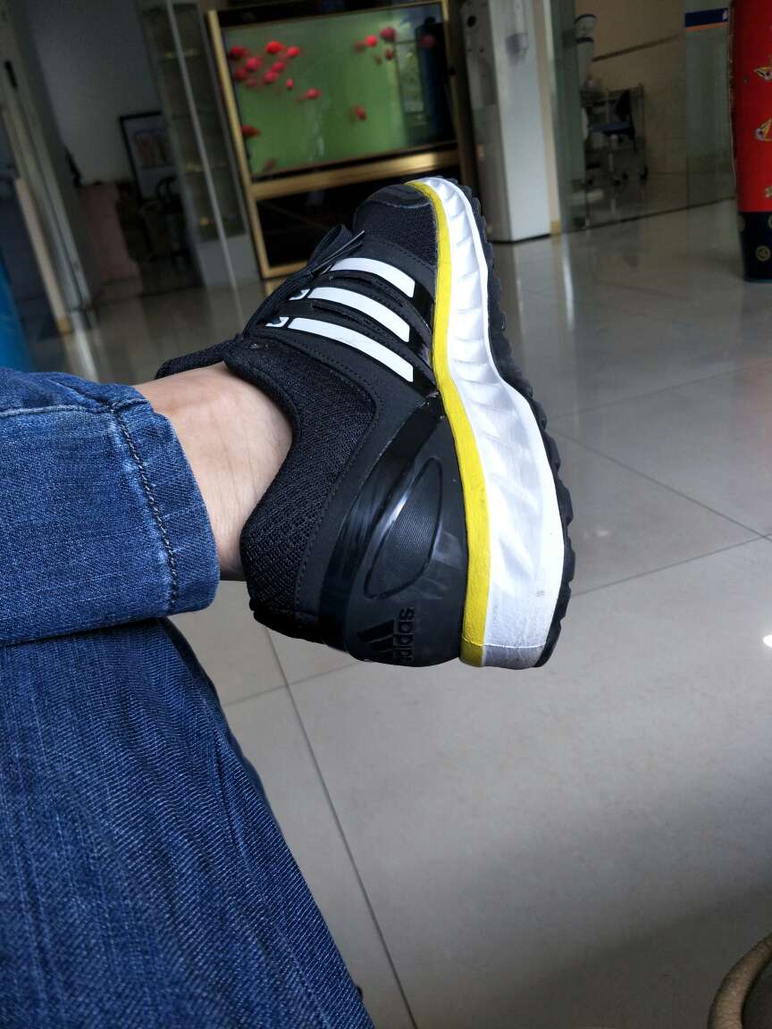 鞋子很漂亮,配短裤比较好,长裤感觉不是那么漂亮