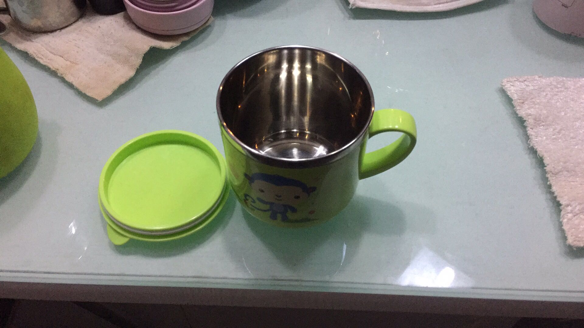 儿子很喜欢这个杯子,已经学会自己拿着喝水了,不错!