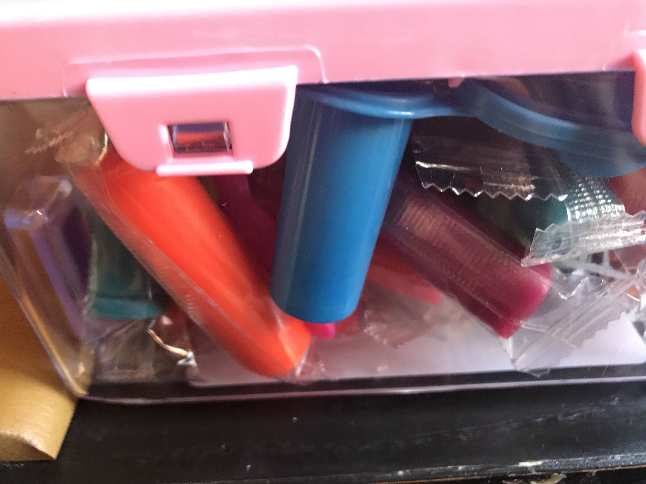 给宝贝手工用的,盒子小巧,带起来也方便很多。