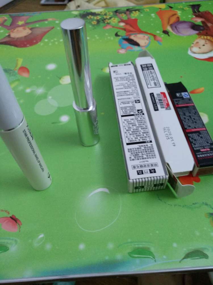 收到货就把每一件产品都试了,眼线笔是软头的,不太好画,需要很好的技术,不晕染,防水是真的。睫毛膏刷着很苍蝇腿???除非只刷一次,眉笔不太好画啊。。。。。