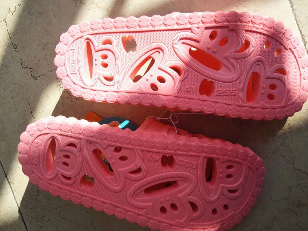 西瓜红的很好看,味道小。