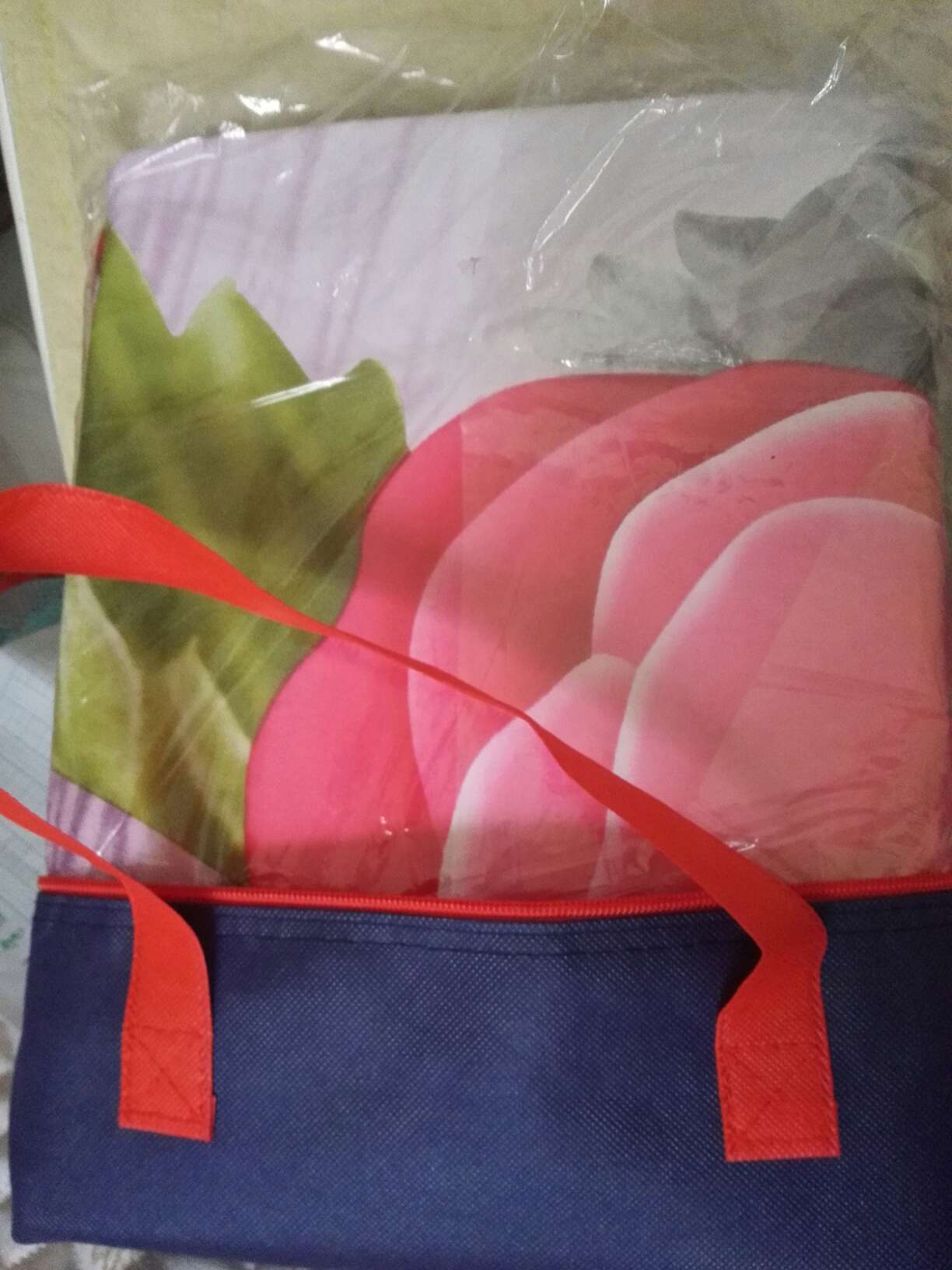 帮同事买的,同事说是棉的,比店铺里三百多的薄一些,比店铺的少了花边,这个秒杀价位还是蛮值的。