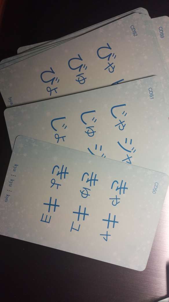 50音图卡片学习会方便很多(有点像小学时的拼音卡片233) 附赠的图和CD也很棒 期待自学日语能有好的开始~(´?` )