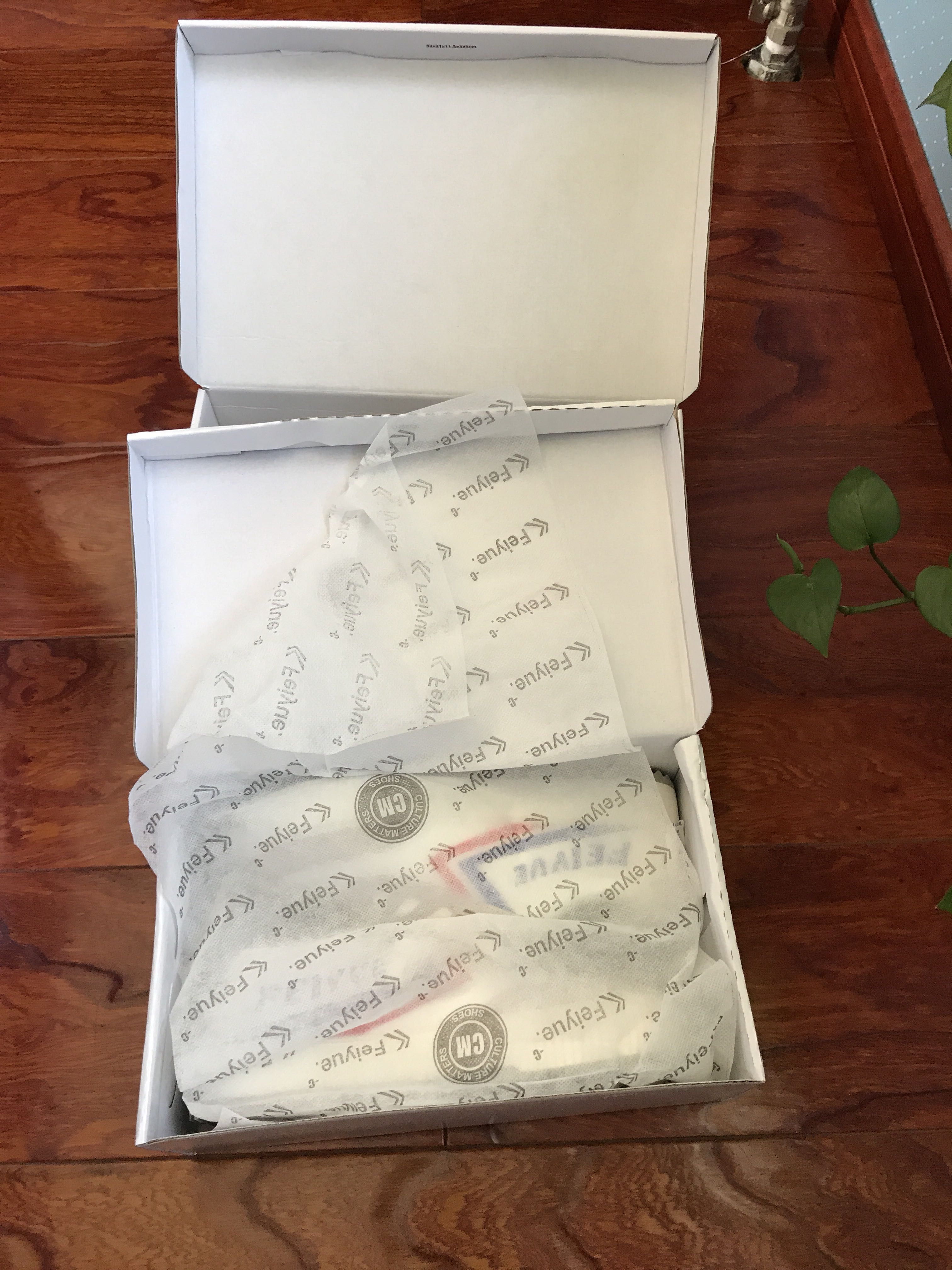 这高大上的包装是商家对消费者的尊重,太有爱了,而且大爱这双鞋,虽然很便宜,但比在别的商家一千多的鞋都让人舒心,给力,必须赞,第一次发这么多照片评论,感谢商家的暖心服务,各种满意。