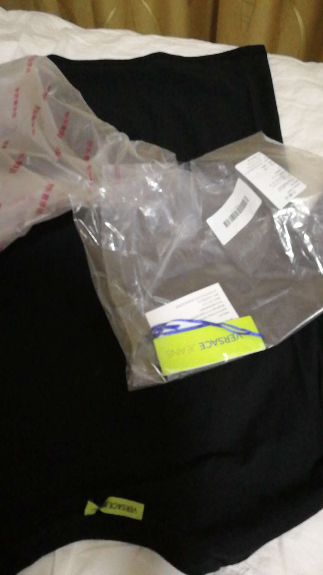 衣服今天中午收到的,包装很简单,不知是否真货,价钱不便宜,手感还是不错的,不知洗了以后会怎么样。有点小线头。一直在买东东。快递小哥还是应该点赞的,速度很快。