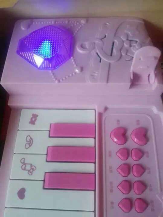 好漂亮的电子琴,侄女很喜欢