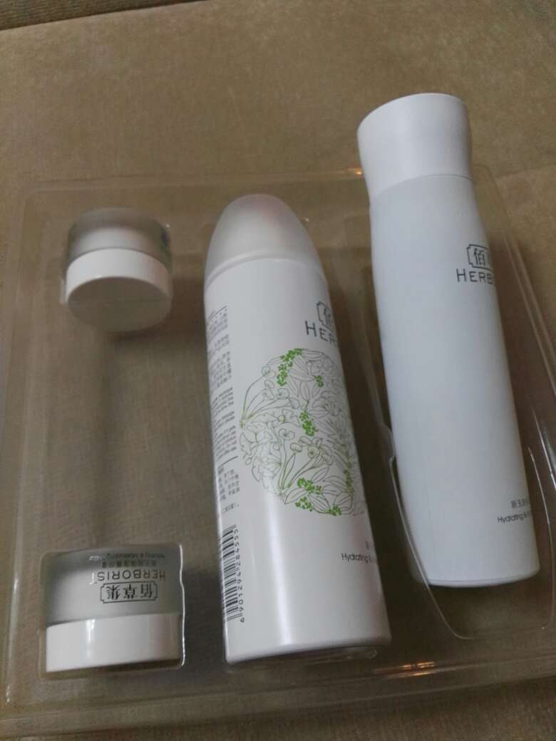 说是环保,几百块的东西连个封条都没有,怎么看都像是被人用过的,比实体店也没有优惠到好多,包装盒上倒是贴了张二维码,又不能退,没有包装袋还能理解,没有封条……膈应