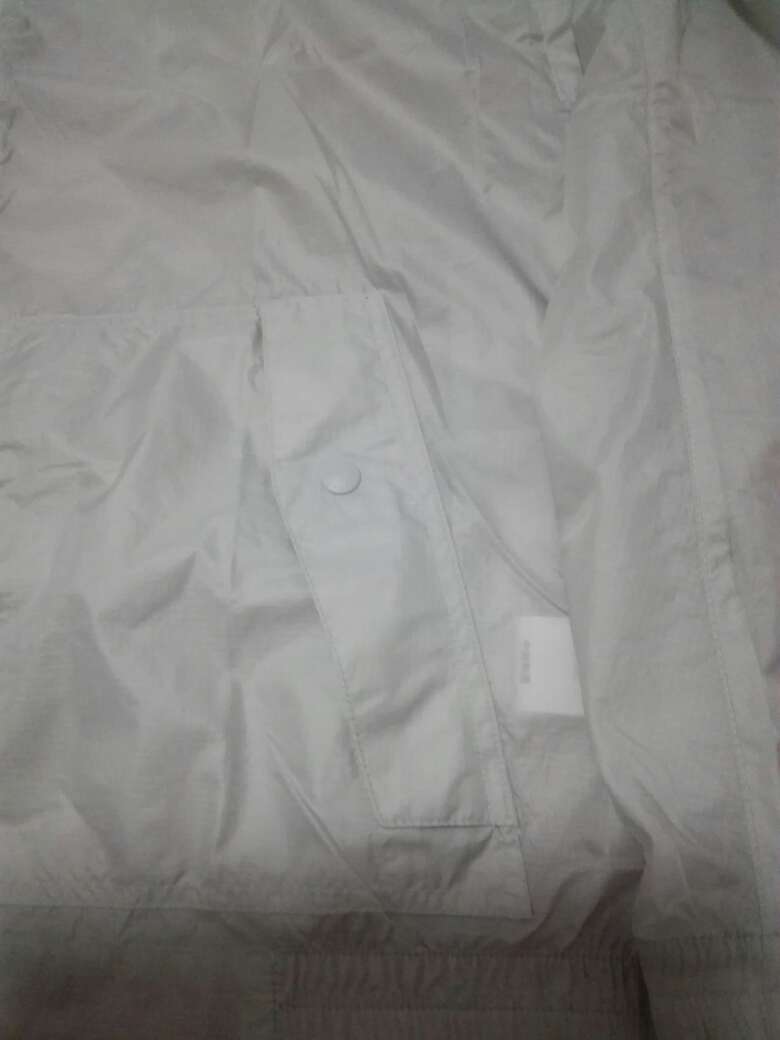 探路者皮肤衣尺码偏大 材质很普通 (比前几年买的另一款探路者皮肤衣柔软) 两个口袋有盖 插手时有点不方便