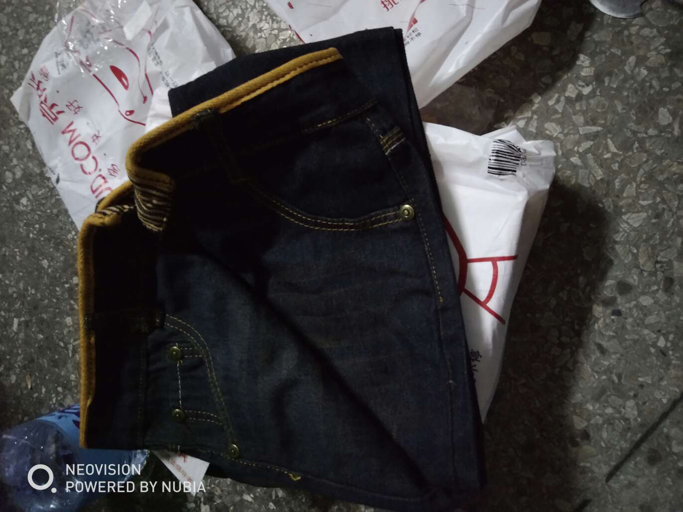 刚拿到,想洗过再穿的,发现严重掉色! 大家千万别买了!!!!