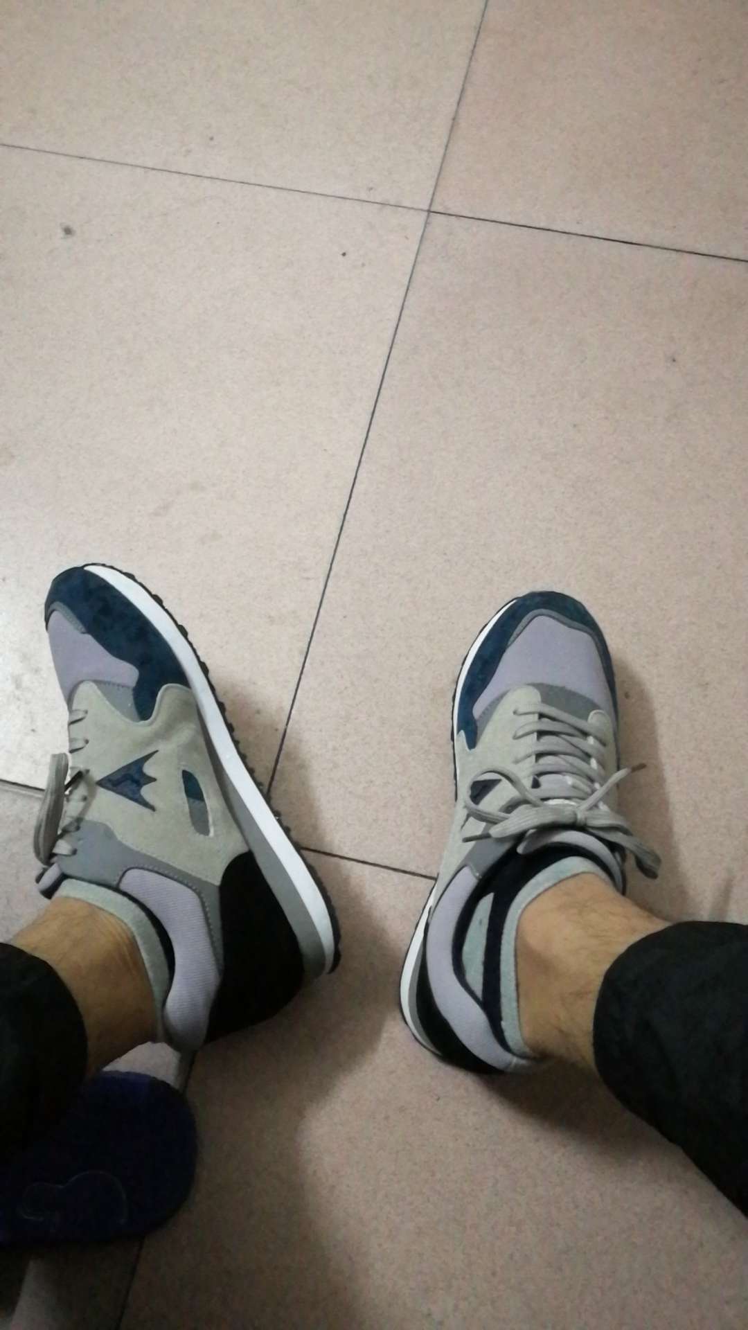 和实物一样正在脚上