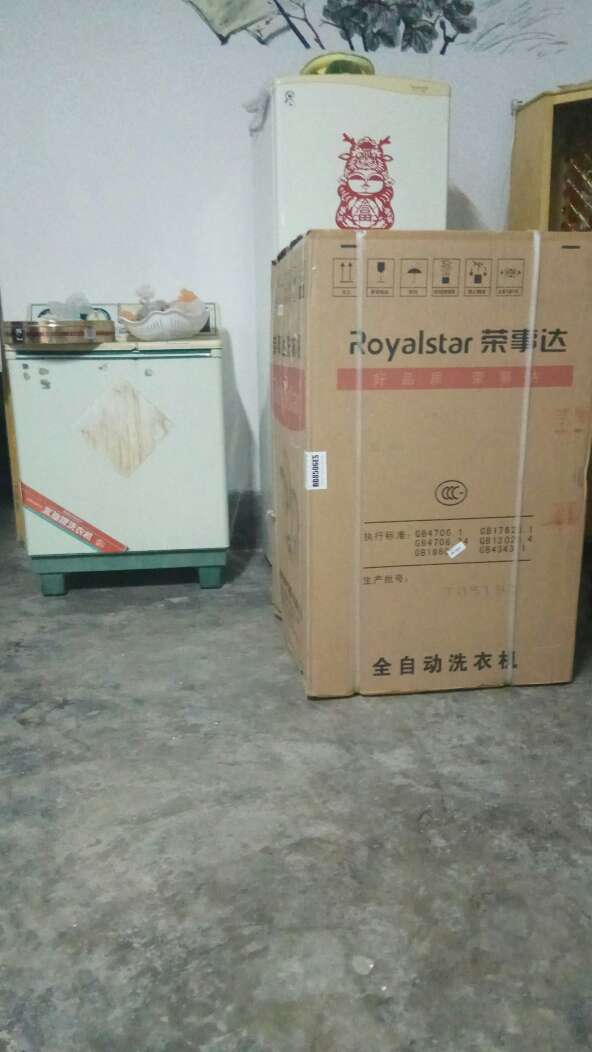 有一点轻微磕碰 不影响使用 比老洗衣机大一圈挺好