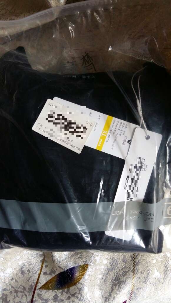 衣服做工质量都很好,上身效果不错。吊牌标明是裙子但模特是当上衣穿的。高个子穿上是上衣,矮个子穿上是裙子,拎不清。是针织棉的,商品介绍没有说明。买的时候*所以三个颜色各一件。七天之后就降到*一件。我不是*买的,为什么没有京豆?