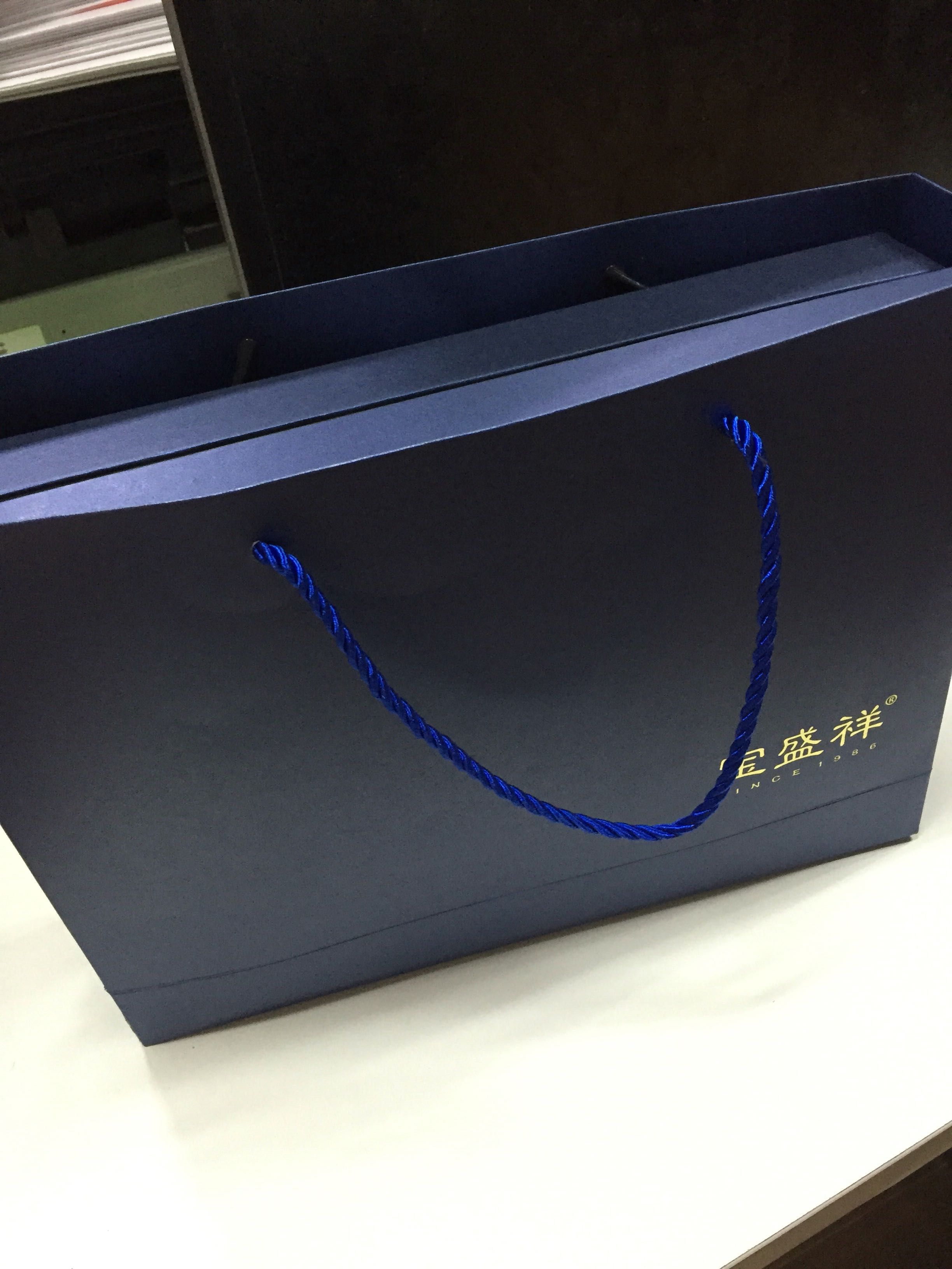 围巾手感摸着很舒服,很保暖,不知道会不会起球