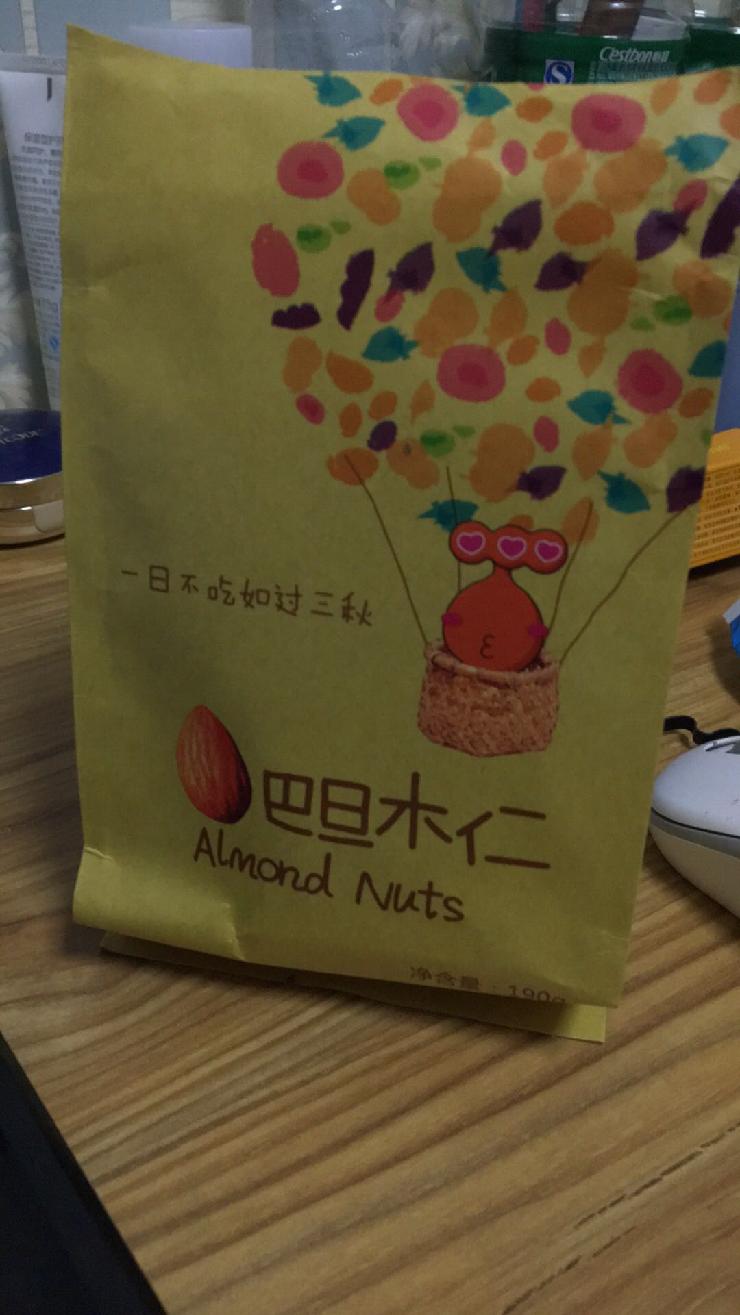 真心不错,巴旦木仁很大很饱满,吃起来很脆,必须赞一个。