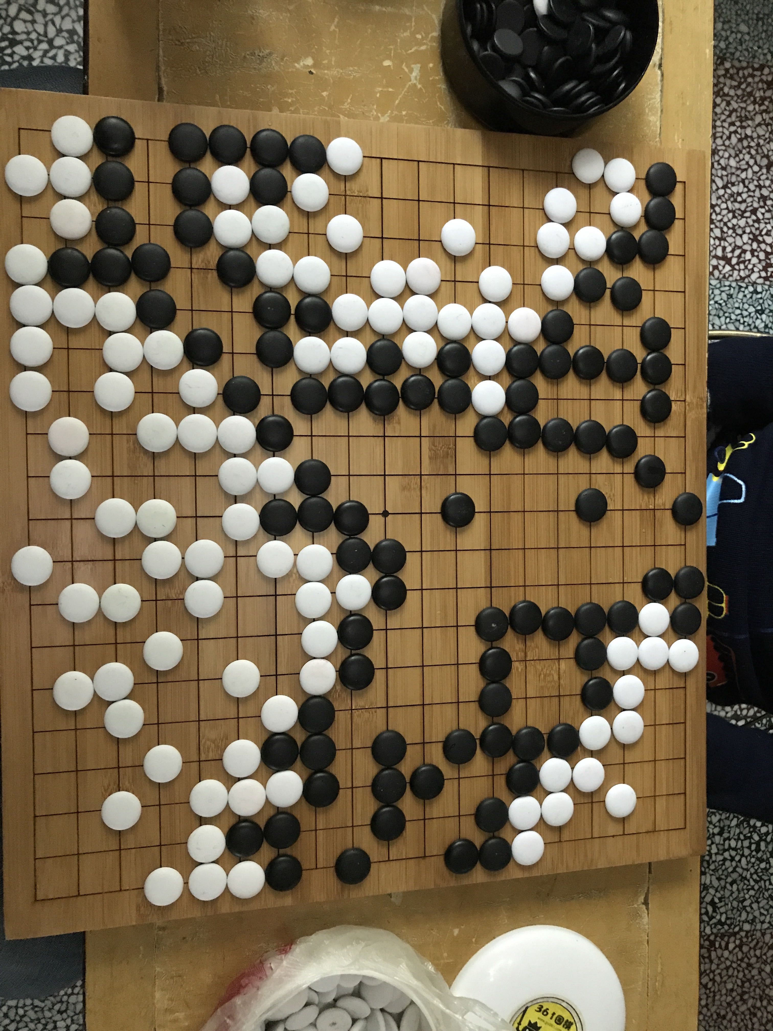 非常不错的围棋和棋盘,真正的云子。包装的很好,只有一枚白子碎了。还各有4枚备用子。不错。