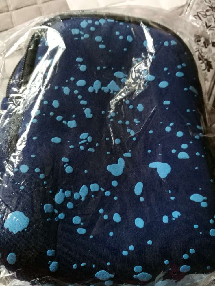 挺实用的一款运动包,容积很大