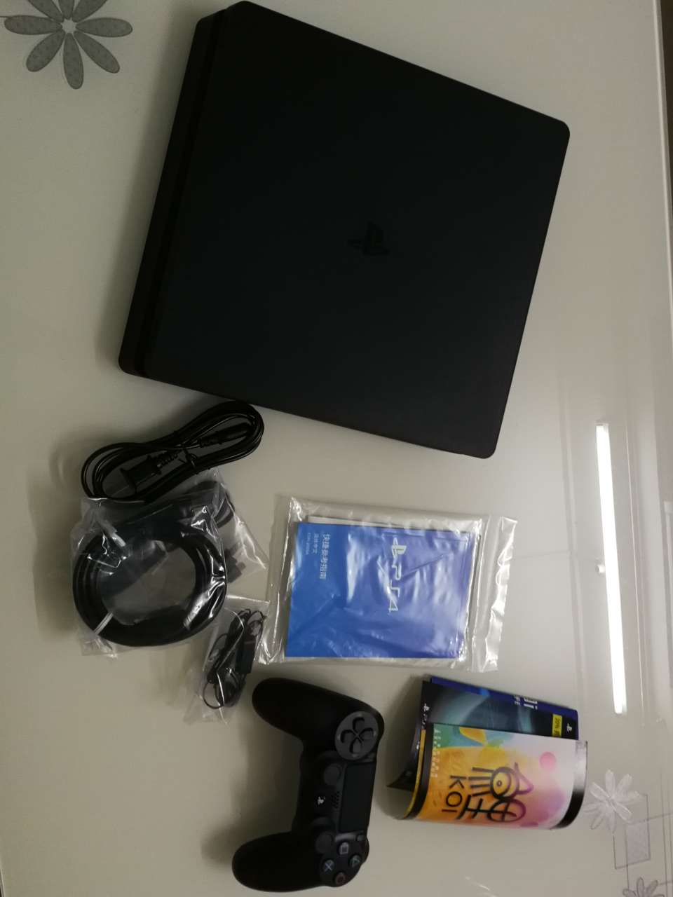 1,主机没问题。虽然是slim 还是觉得很大的说,不便携;外壳的感觉脆脆的;评论里说主机发烫,我觉得还可以接受,毕竟是游戏主机,用电脑玩游戏打开机箱还不一样也烫得厉害。。2,手柄是真的挺好用,充满能用上5个钟重度。还是套装买手柄划算,单买贼贵(不过游戏都是单人为主,感觉两手柄很少用,也就当备用)3,然后是500g or 1t的选择。买的是500g (实际408.5g),刚开始想着玩3-4个游戏通关再删就好了(一个游戏大小平均在20-50g),可是,单纯要3-4款游戏好闷,我好花心各种下载数字版,不够用,美末59g,神海4 ~39g,好像荒野、看门狗、泰坦也要50g,加上下载另外几款商店免费版游戏玩,不够。啊我没事以后换个1/2t硬盘很简单?? 4,主机画面1080p还是不够惊艳,家里电视是50寸但但但不是4k,所以才买slim , 得用电视玩才过瘾,小小显示屏不刺激????。5题外:数字版和光盘版游戏,有空看看商店数字版打折会比光盘便宜好多!光盘版可以买了再换游戏,也很好,得看实际情况选择什么版。满写不下,什么港服备份psn注册主机手柄设置问题都可以问,自己摸索了太多问题