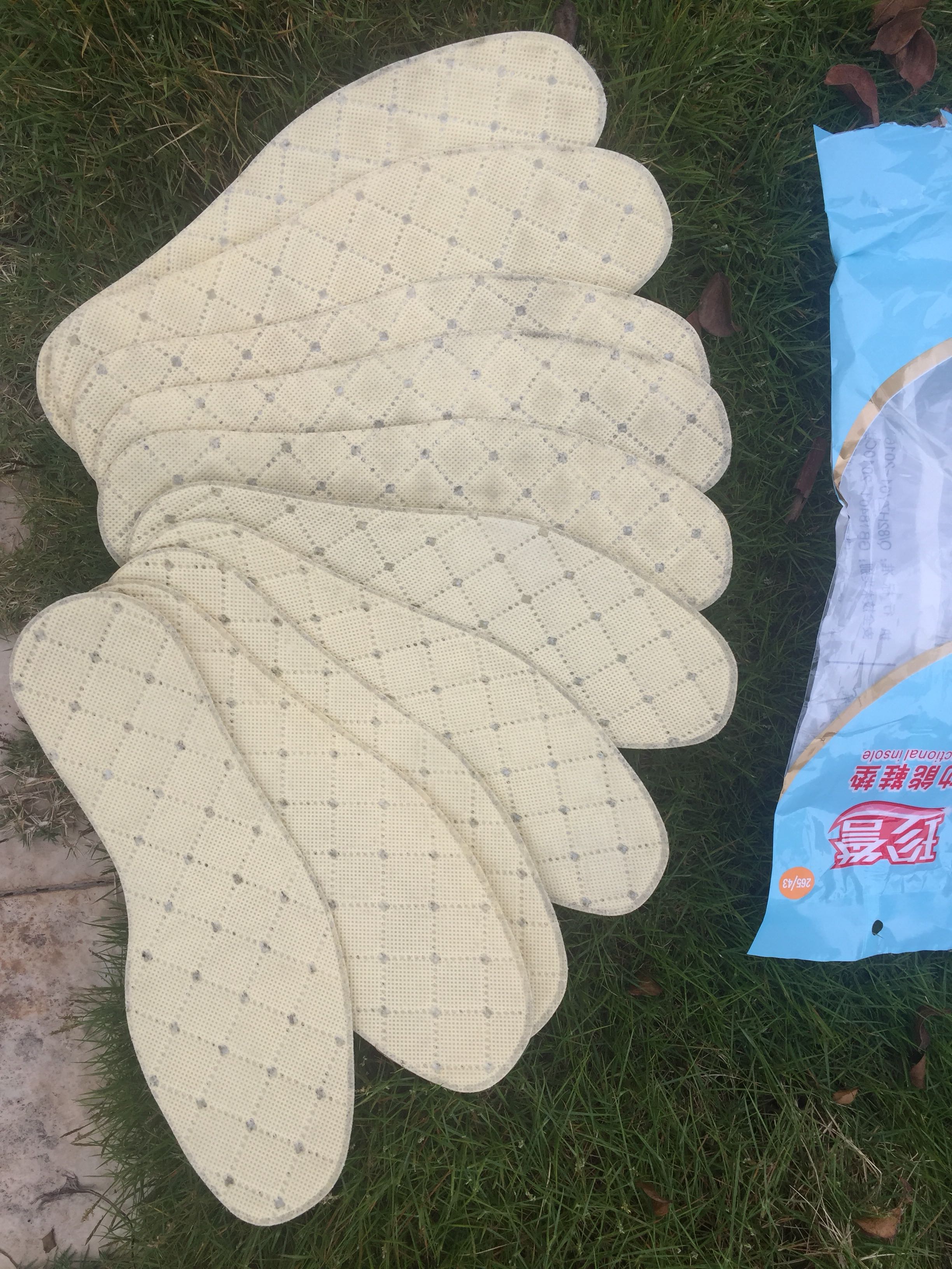 *钱无双的鞋垫,本来不抱大希望,但实际使用还是很舒适的,穿着很方便 。