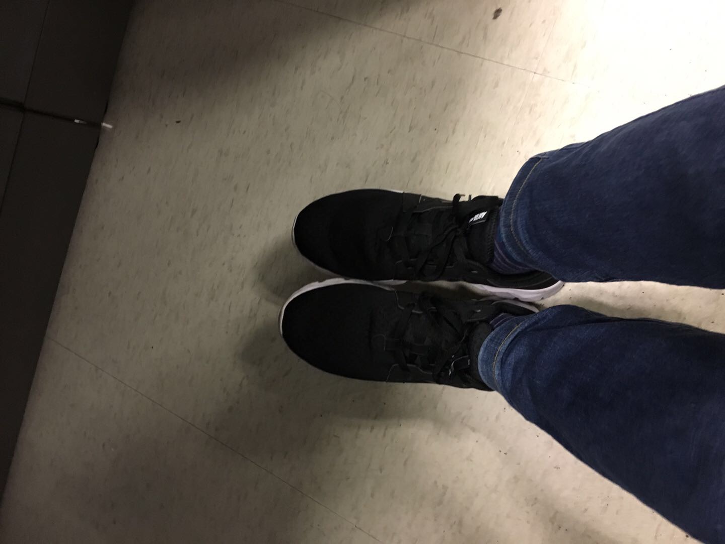 鞋子不怎么好,有点长和实际的不一样。穿着不舒服。