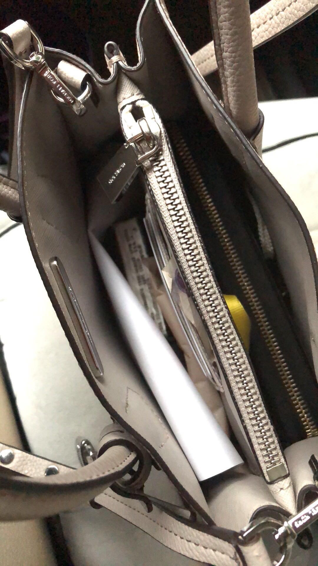 本来是想退了,觉得有点小,后来还是没舍得,颜色美的没话说,就是确实是小,有大钱夹的妹子估计就放心进去了
