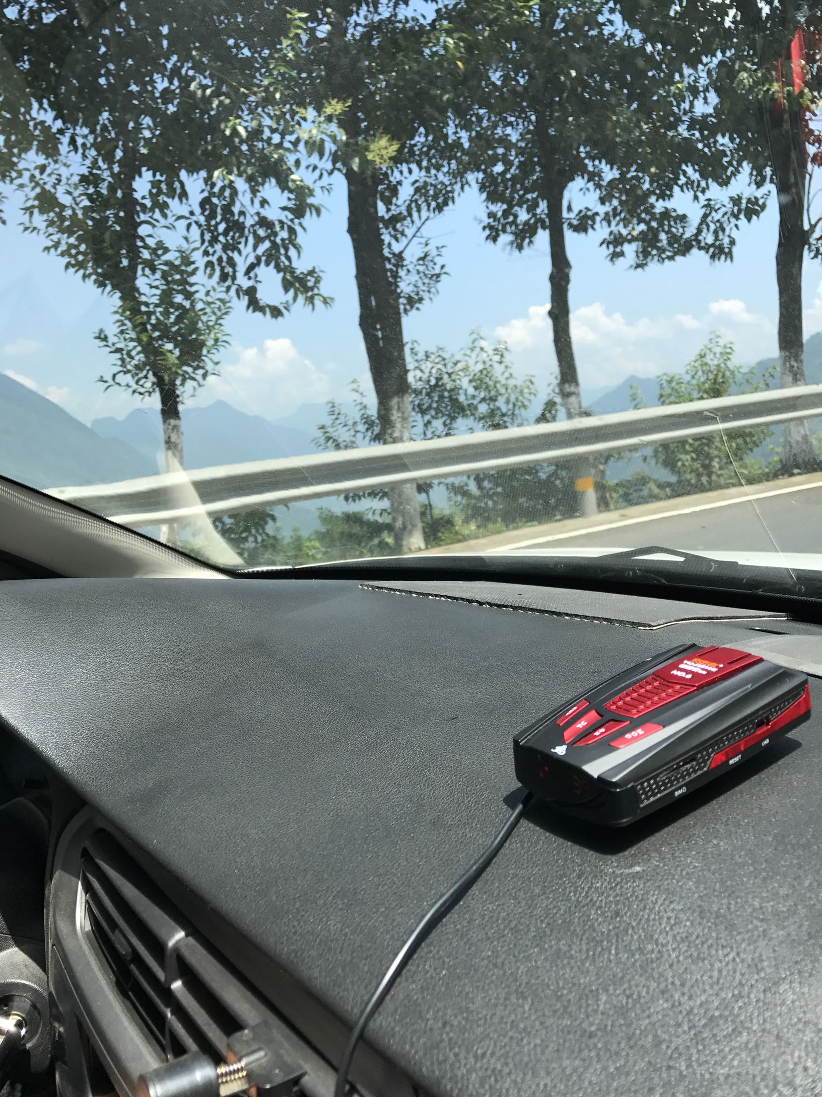 放车上在城市里跑,它老是叫个不停,在桥上呢它把桥下的电子眼也报上来,家人说只有出去玩跑长途用要好一些,其实我觉得手机功能基本能代替!东东还是不错的,可以帮你把控你的驾照分呵呵