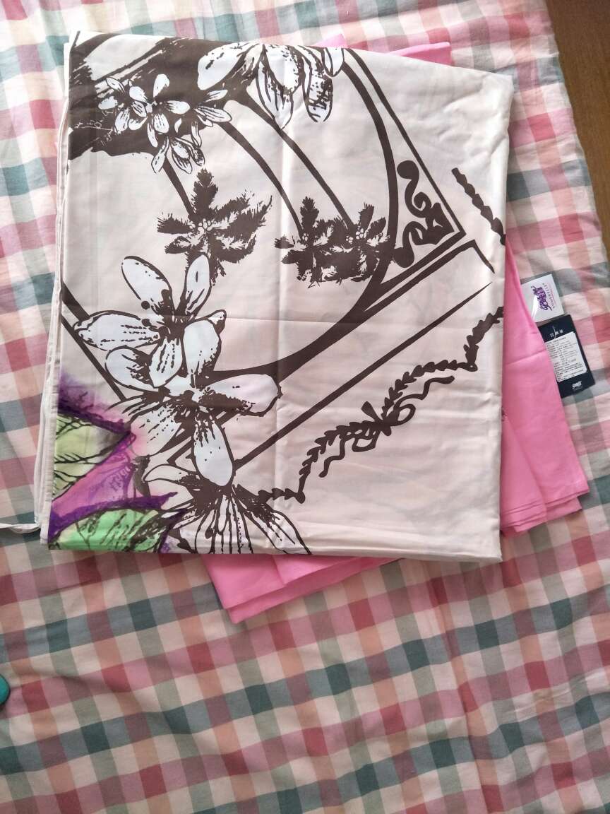 已经洗过了,不褪色,手感不错,是棉的,下次还会来,赞(≧▽≦)/