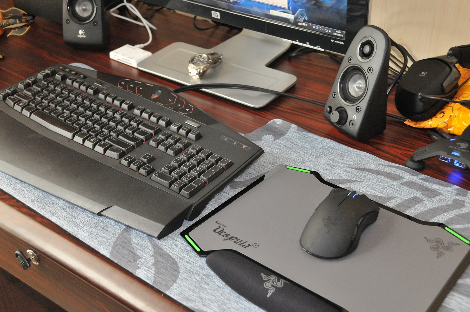 雷蛇(Razer)黄斑胡蜂鼠标垫--晒下,手托很舒服