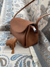 巖牛包包女2024新款秋冬斜挎包托特包大容量真皮女包單肩枕頭包 金棕色 曬單實(shí)拍圖