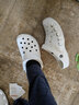 crocs男鞋女鞋明星款洞洞鞋透氣耐磨拖鞋防水輕便休閑鞋沙灘鞋10001 白色-100 明星熱愛同款 42 -43(270mm) 曬單實(shí)拍圖