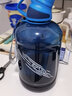 施密特（simita）水杯男士大容量飲用水壺噸頓桶夏季運動(dòng)健身Tritan耐高溫塑料杯子 藍色【濾網(wǎng)+提繩】2600ml 曬單實(shí)拍圖