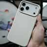 艾派客適用iPhone17Promax手機(jī)殼液態(tài)硅膠鏡頭全包圍防摔散熱保護(hù)套簡約男女款純色軟外殼高級感新款軟殼 【古董白】液態(tài)硅膠-軟糯手感-植絨內(nèi)襯護(hù)機(jī) iPhone17Promax 曬單實拍圖