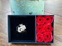 Qlady山茶花胸花胸針高檔女氣質(zhì)輕奢西服別針配飾新年母親情人節禮物 金色+魅藍禮盒 曬單實(shí)拍圖