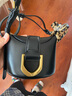 CHARLES&KEITH馬蹄扣Gabine薯條包水桶包手提斜挎包包女包生日禮物CK2-10781870 Black黑色 S 曬單實(shí)拍圖