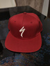 SPECIALIZED閃電 FLAT BRIM 耐用LOGO刺繡可調節棉質(zhì)騎行帽子平檐帽 石榴紅/樺木白 均碼 曬單實(shí)拍圖