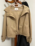 玖姿·安娜蔻韓系休閑風(fēng)連肩按扣拉鏈落肩短風(fēng)衣女2024秋款 卡其 S 曬單實(shí)拍圖