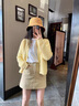 蔓爾依連衣裙女春季韓版氣質(zhì)穿搭一整套2026新款時(shí)尚減齡小香風(fēng)套裝裙子 奶黃色開(kāi)衫+短裙+白色內搭 M 曬單實(shí)拍圖