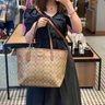 蔻馳女包秋冬經(jīng)典標志 CITY 磁扣單肩手提時(shí)尚百搭大號購物袋 托特包 5696棕色 曬單實(shí)拍圖