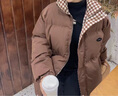 妙奕嘉棉服女2024新款秋冬季女裝外套棉襖女士棉衣短款時(shí)尚面包服小個(gè)子 復古港風(fēng)棋盤(pán)格翻領(lǐng)咖色棉服 M 【建議85-108斤】【卡碼拍大】 曬單實(shí)拍圖