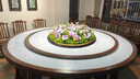 酒店圓桌轉盤(pán)花餐桌中間擺花飯店包廂餐廳桌面裝飾擺件仿真花假花 紫白色（清新蝴蝶蘭） 30cm直徑（尺寸是底盆的直徑） 曬單實(shí)拍圖