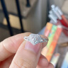 FR求婚鉆戒豪華群鑲1克拉效果鉆石戒指18K金結(jié)婚訂婚戒指七夕節(jié)禮物 主鉆10分 FG色 請備注指圈號或聯(lián)系在線客服備注 曬單實拍圖