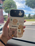 素洛適用蘋果15promax日韓可愛動物手機(jī)殼iPhone14pro時尚卡通小清新手腕帶掛繩女11硅膠硬防摔保護(hù)殼 浮雕羊皮 長頸鹿白鴨狗等Happy+黑色長繩 iPhone 13 曬單實拍圖