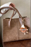木丁丁復古腋下包氣質(zhì)秋冬溫柔韓版PU托特包學(xué)生大容量子母包單肩包 卡其色【帶掛件】 曬單實(shí)拍圖